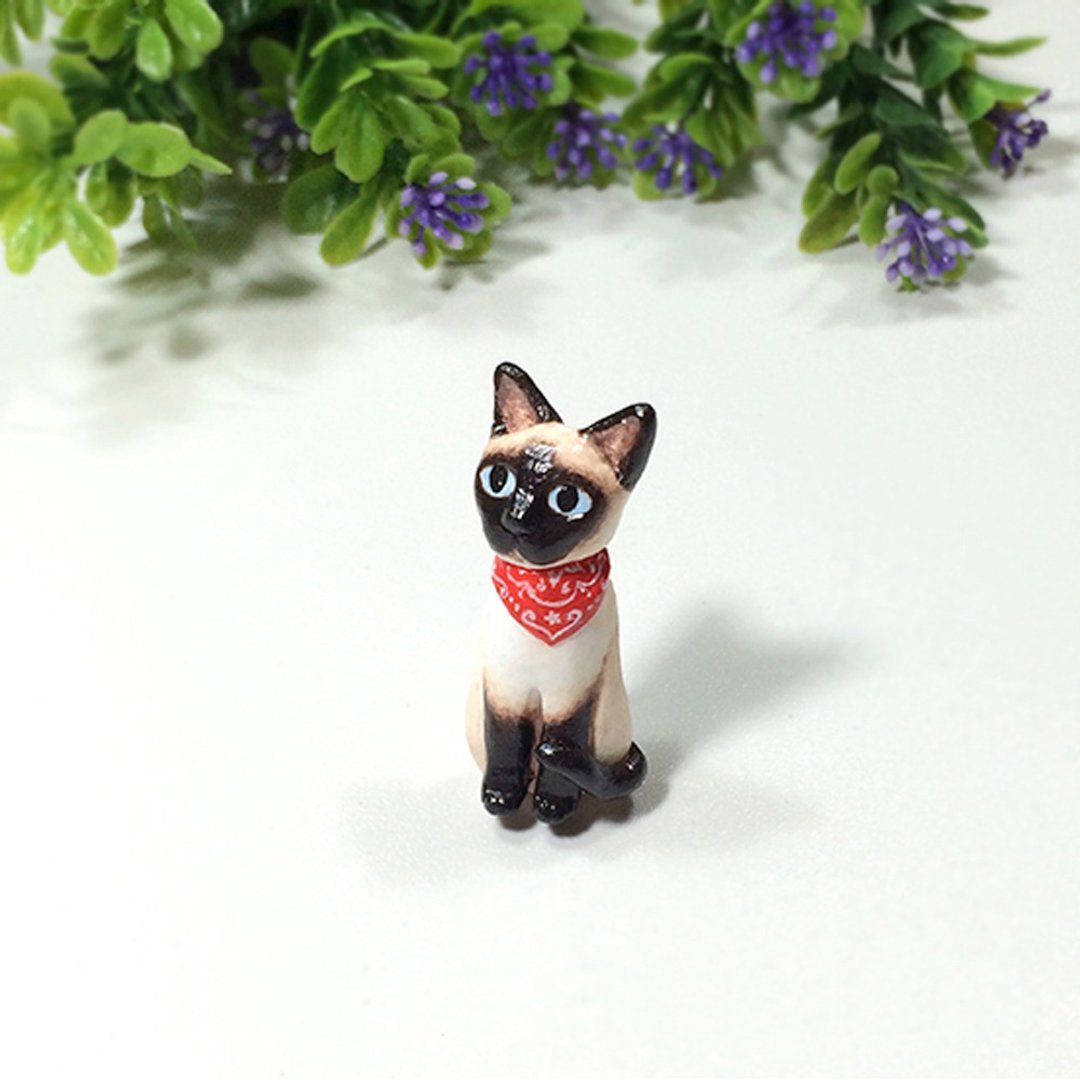 Siamese cat with red scarf brooch, Siamese cat pin, cat lover gifts - 胸针 - 粘土 咖啡色