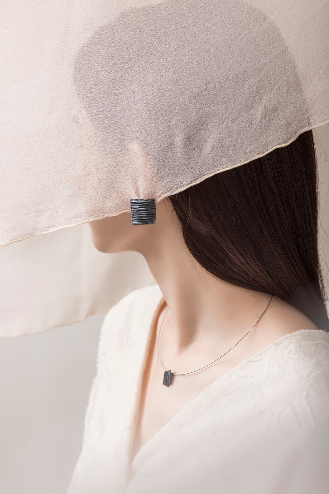 Calligraphy 墨折 行纵耳环 Oxidized Silver Earrings - 手链/手环 - 纯银 黑色