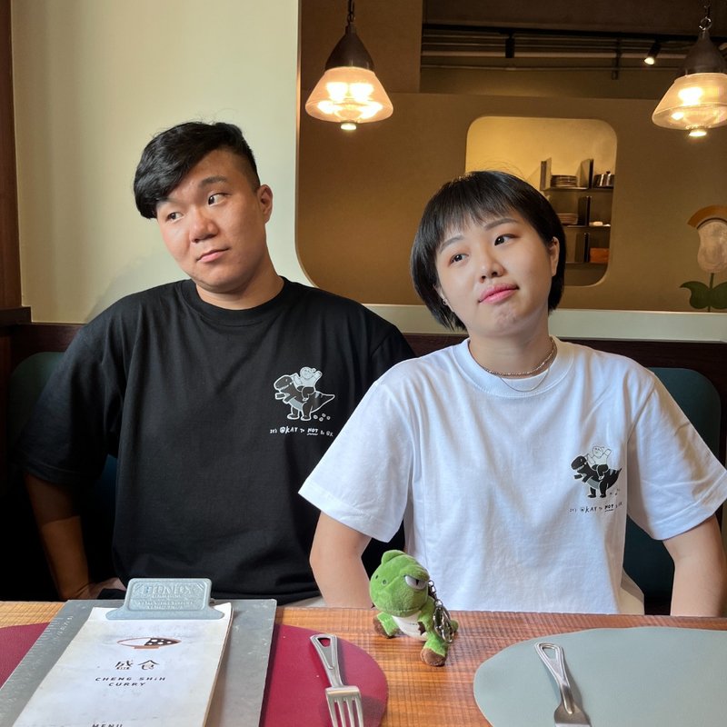 不OK也可以 | 恐龙插画可爱T-shirt | 黑白图案款 - 女装上衣 - 棉．麻 黑色
