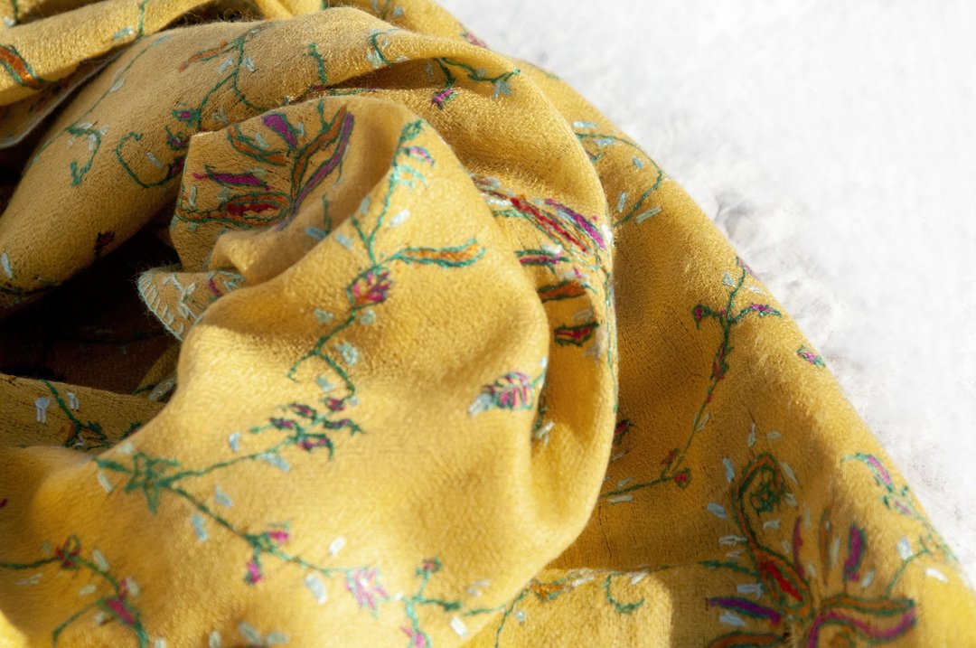 喀什米尔Cashmere/羊绒围巾/纯羊毛围巾披巾/戒指绒披肩-刺绣花朵 - 围巾/披肩 - 羊毛 黄色