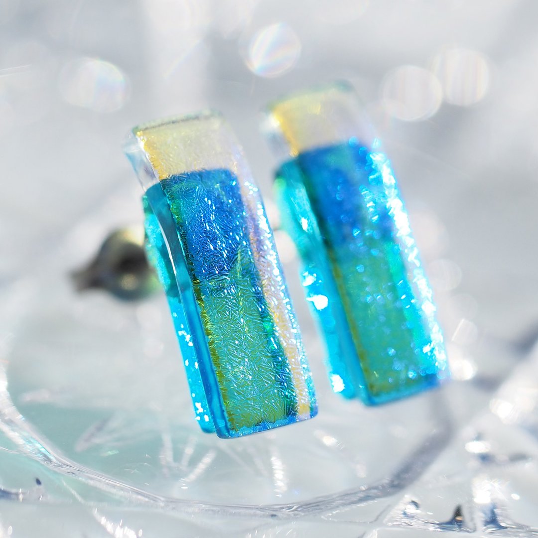 Small glowing glass (Nano [sea]) Titanium earrings / Clip-On[Choice of metal fittings] [Made to order] - 耳环/耳夹 - 玻璃 蓝色