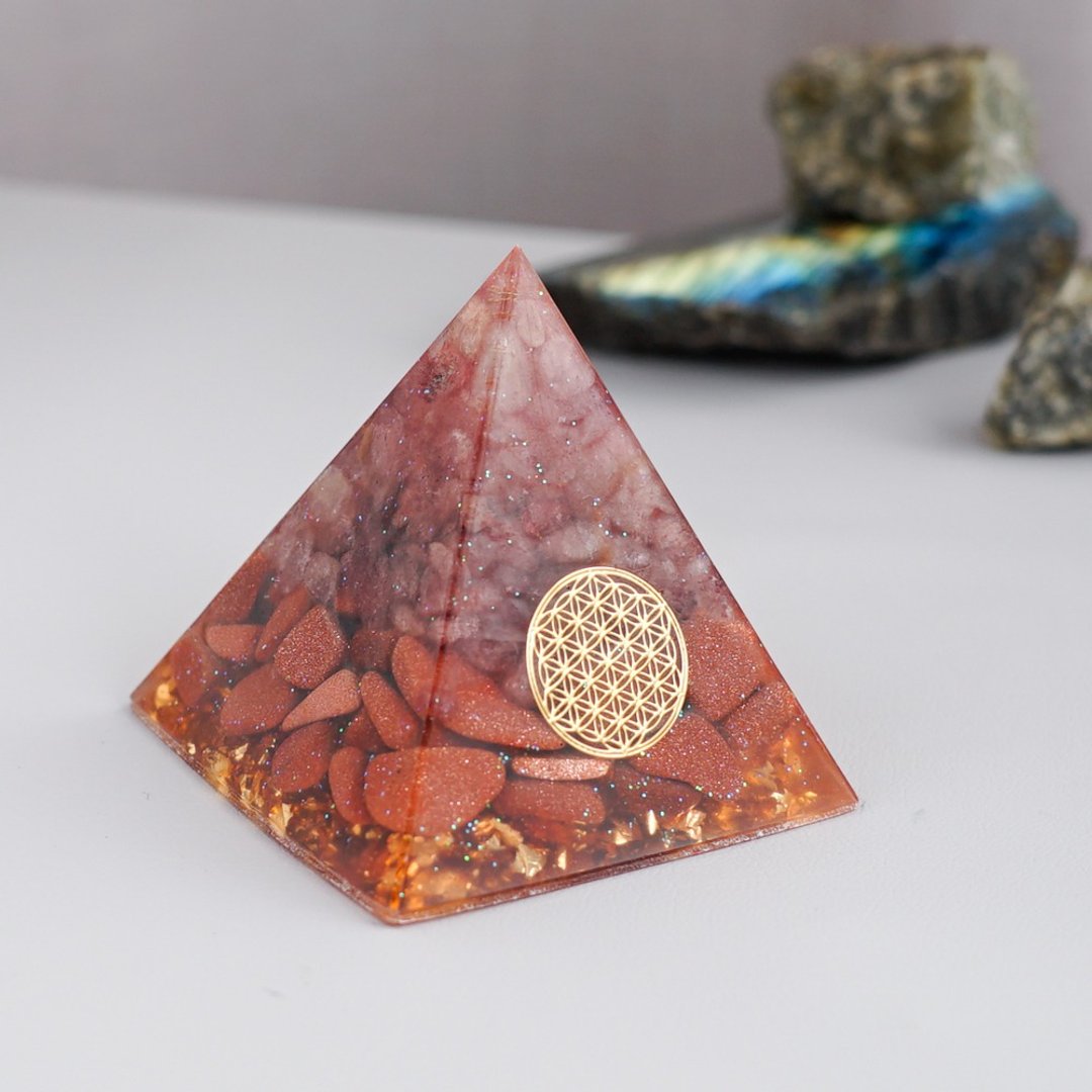 预订【草莓晶、金砂石】奥根水晶能量金字塔Orgonite 6x6 cm - 摆饰 - 水晶 多色