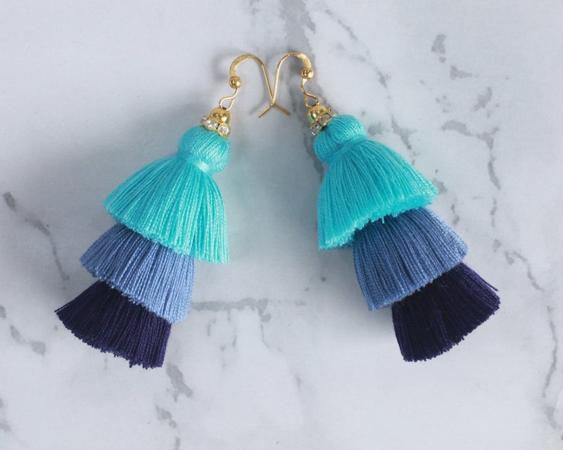 Nautical Gradient Blue Bohemian Layered Tassel Dangle Earrings - 耳环/耳夹 - 棉．麻 蓝色