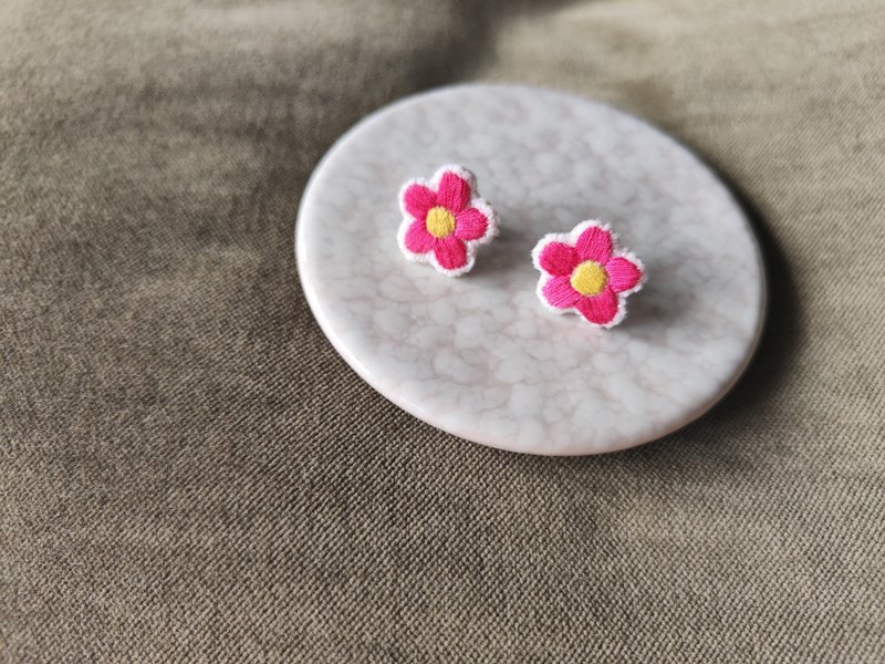 手工刺绣 | pink flower粉色的花耳钉 - 耳环/耳夹 - 绣线 粉红色