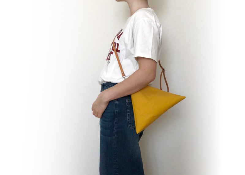 TRIANGLE large size Mustard - 侧背包/斜挎包 - 棉．麻 黄色