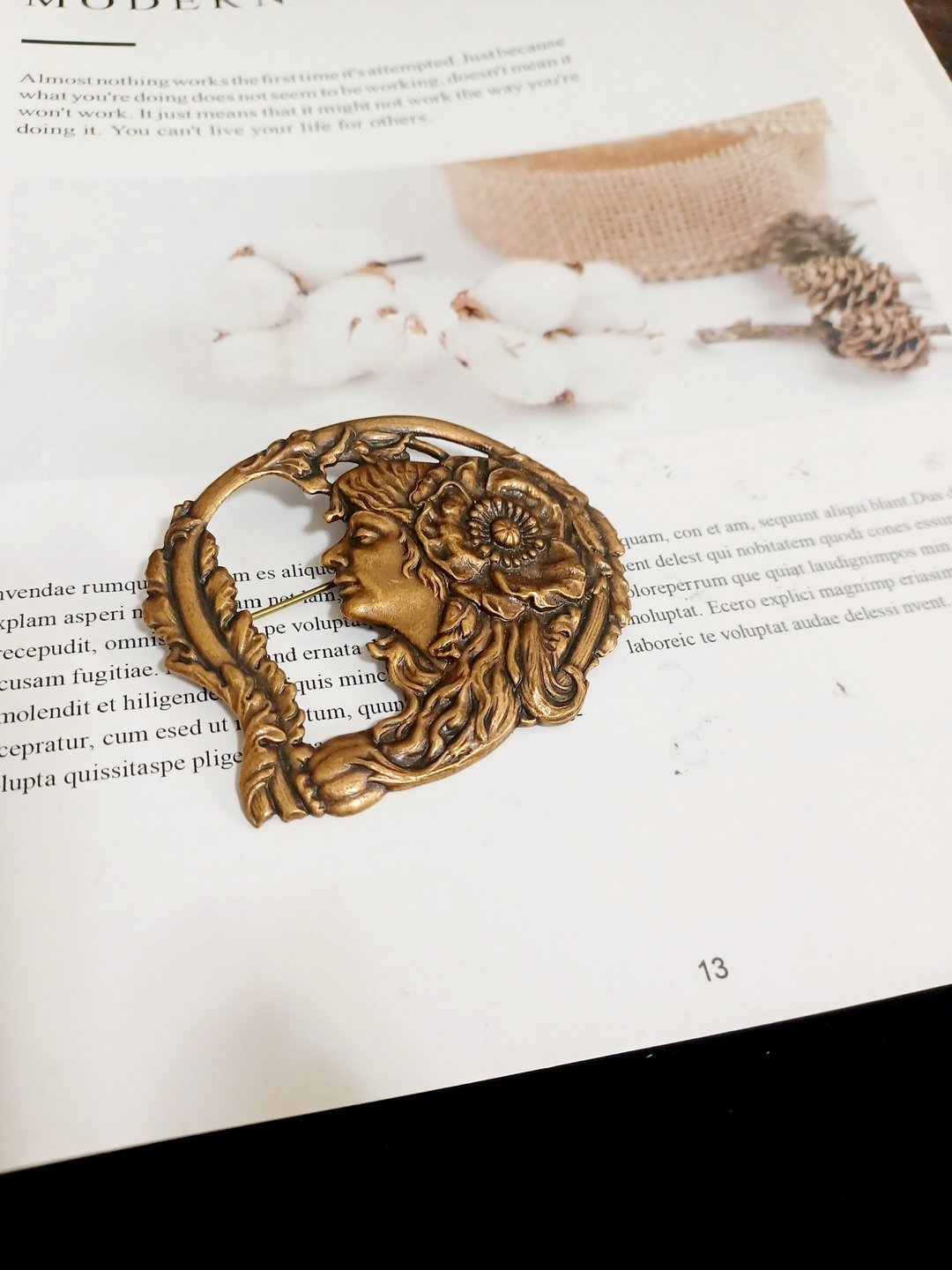 vintage jewelry  古典铜质花神少女浮雕 别针 胸针 - 胸针 - 其他金属 