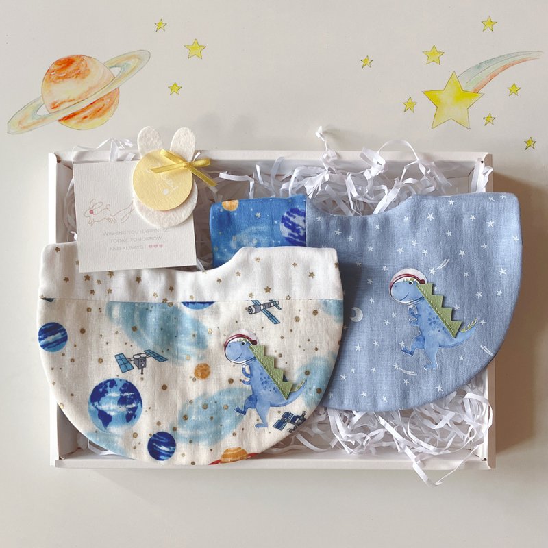 太空恐龙围兜/可订制名字/双面围兜/弥月礼盒(日本发送) - 满月礼盒 - 棉．麻 蓝色