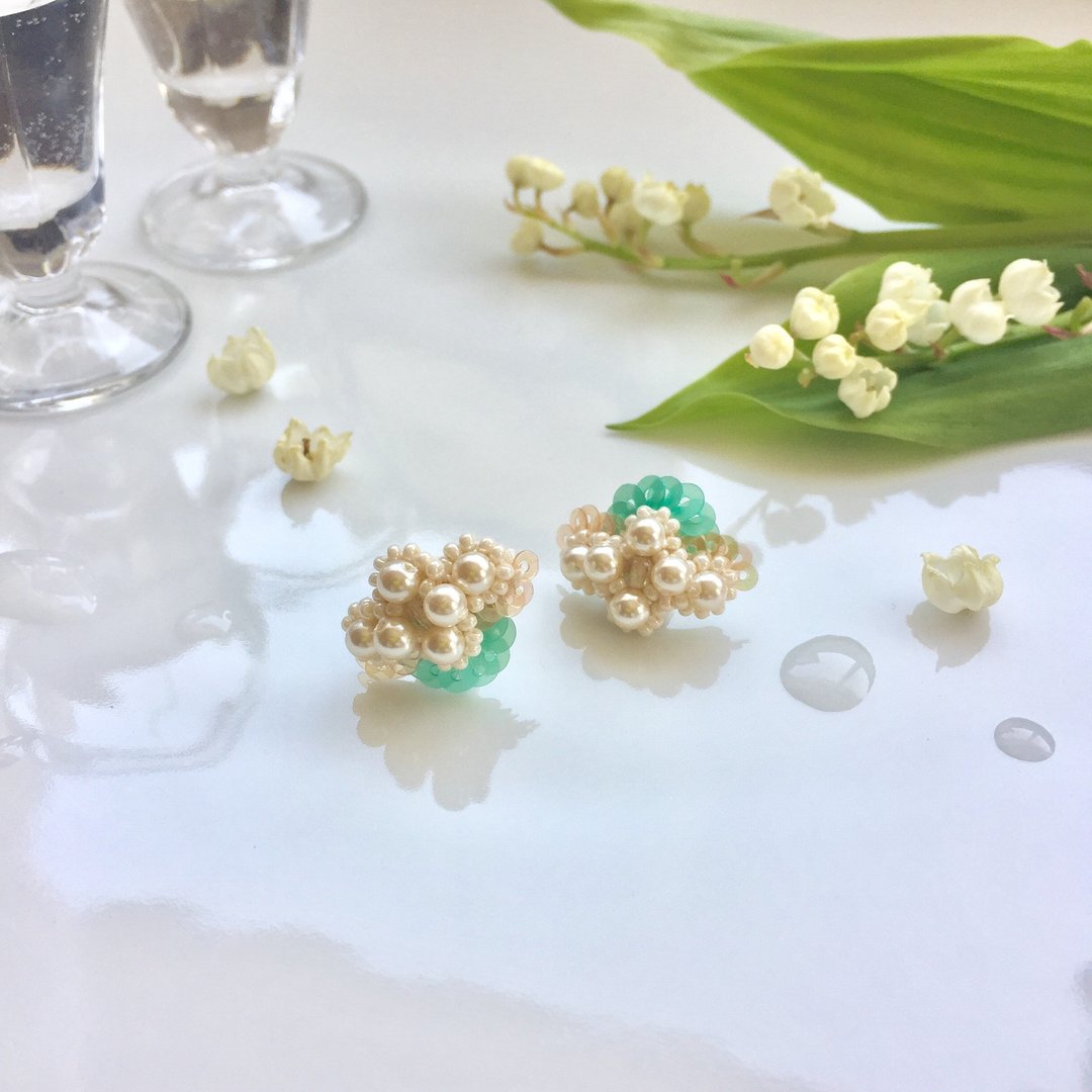 Pearl flower earrings mint - 耳环/耳夹 - 其他材质 绿色