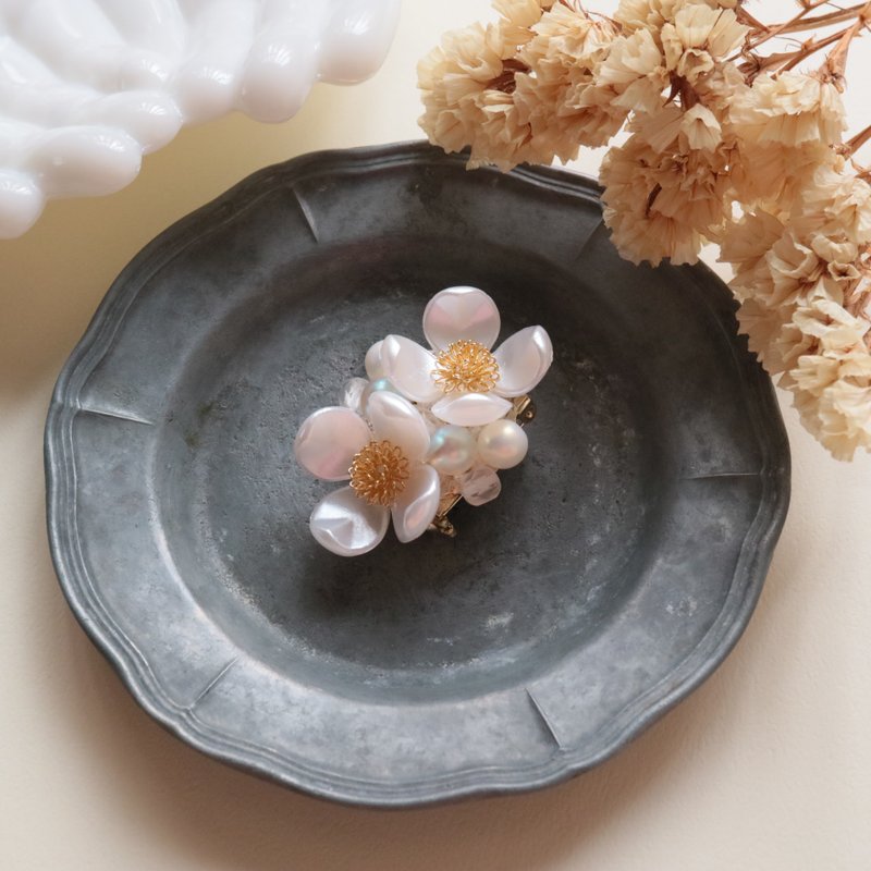 胸针 花水木 附夹式设计 白色 优雅复古风 珍珠 花水木 花朵 春季 捷克玻璃 捷克珠饰 赛拉斯珍珠 珍珠白 - 胸针 - 玻璃 白色
