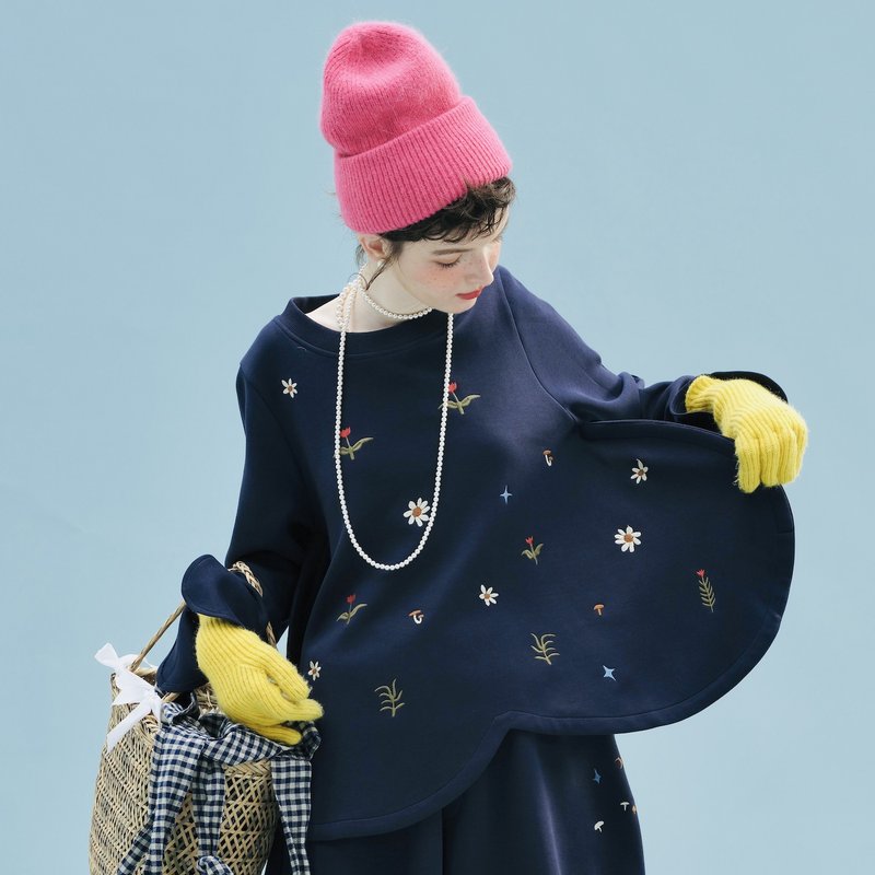 小绣花深蓝花瓣形长袖上衣 / 空气棉 - 女装上衣 - 棉．麻 蓝色