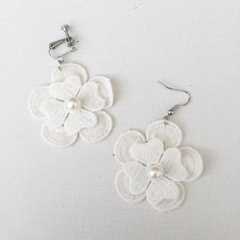 LaPerle  白色 婚礼 结婚  姊妹礼物月 太阳花 绣线  绣花 通花 鈎花 耳环 可做无耳洞 吊  耳夹 简约 文青 轻耳饰 - 耳环/耳夹 - 绣线 白色