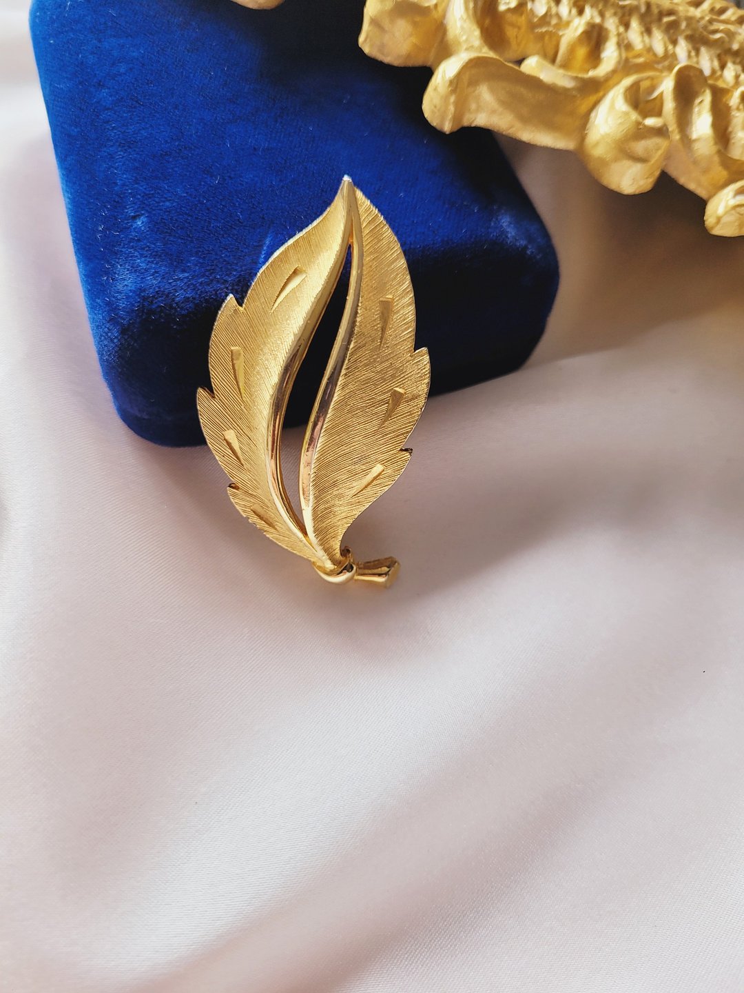 美国西洋古董饰品 / JJ金色镂空叶子胸针/别针 古董首饰 - 徽章/别针 - 其他金属 