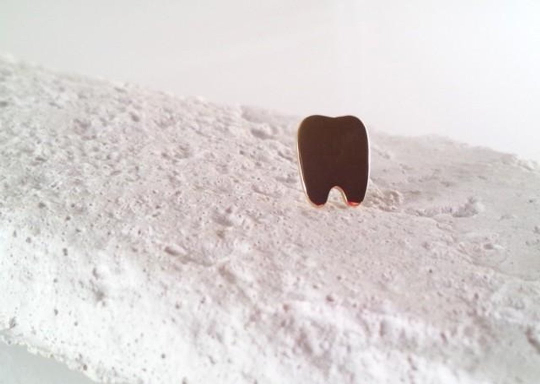 Golden Tooth !! Tooth Brass Pin Badge - 胸针 - 其他金属 