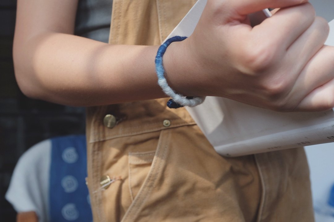 Indigo dyed wool bracelet 天然蓝染手镯 no.3/6 tie dyed - 手链/手环 - 羊毛 蓝色
