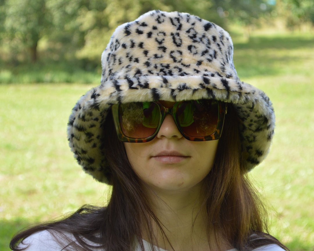 Faux fur bucket hat in leopard print. Fashion hat with animal print cheetah. - 帽子 - 其他材质 卡其色