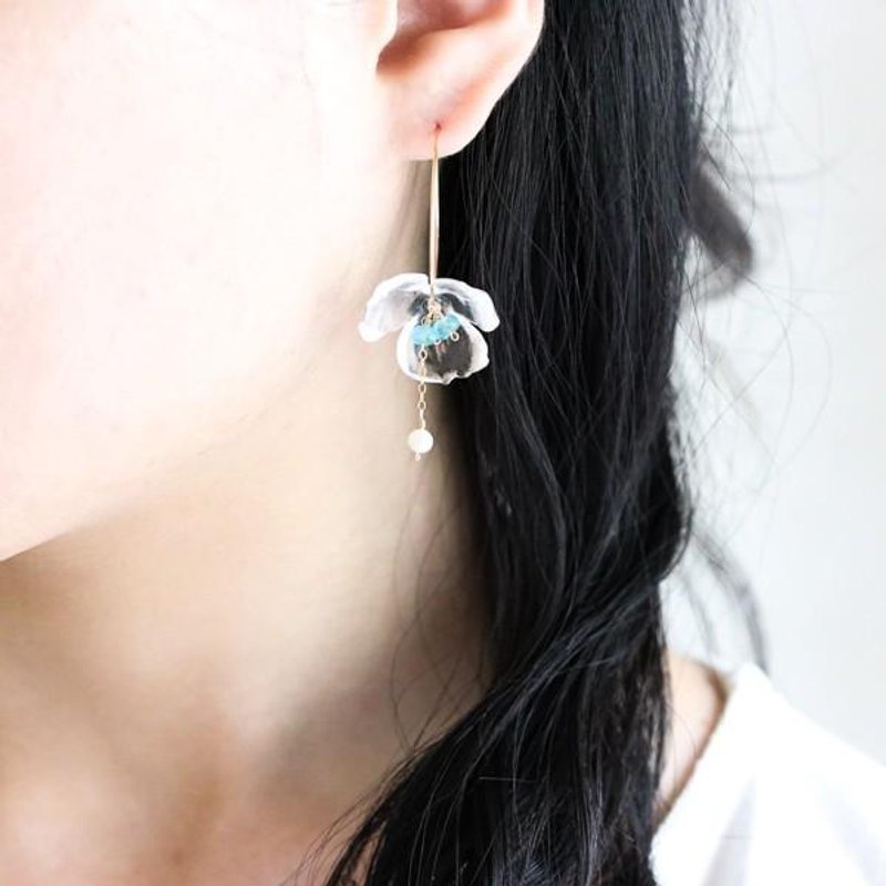 Apatite pearl and flower hoop earrings that strengthen the bond - 耳环/耳夹 - 宝石 蓝色