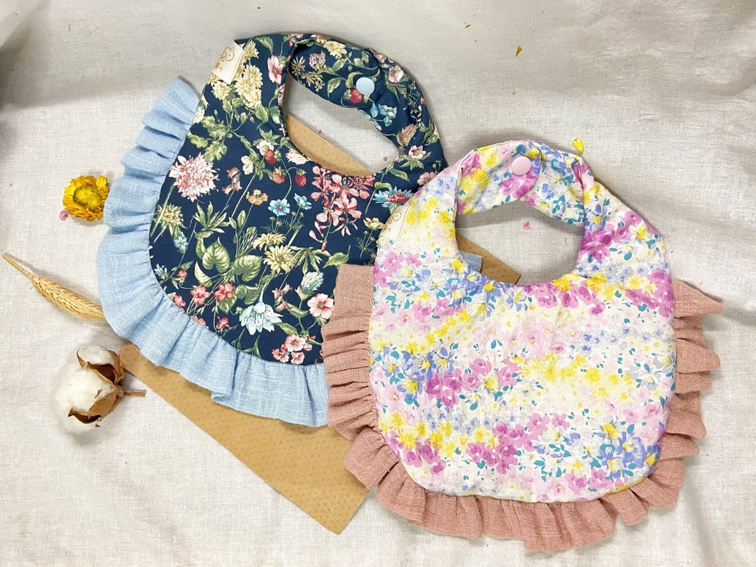 现货的 花屿 手作兜 双拼荷叶围兜 弥月礼盒 - 满月礼盒 - 棉 