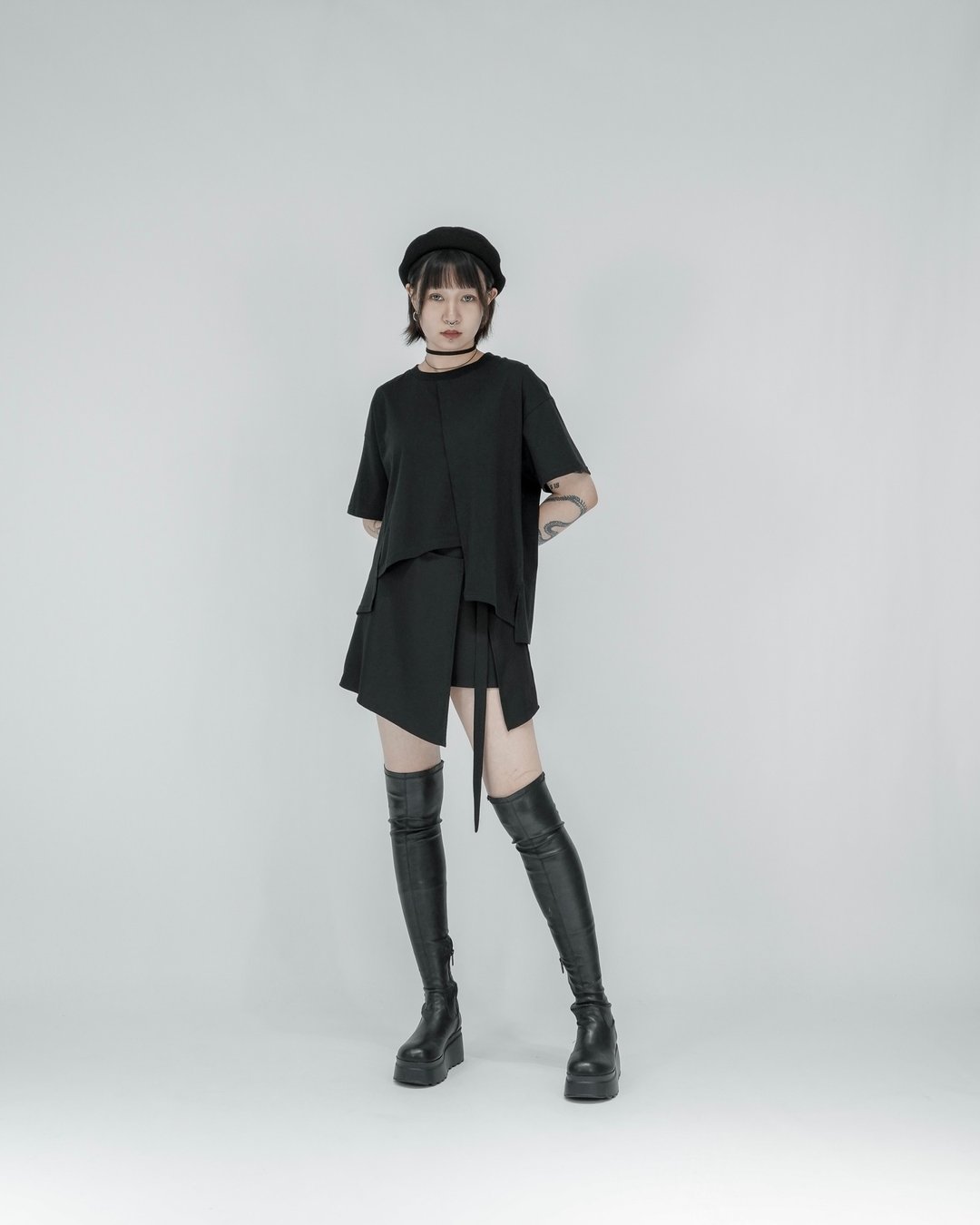 MUKK DESIGN 不规则斜裁T-黑 - 女装 T 恤 - 聚酯纤维 黑色