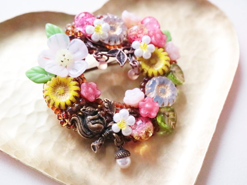 春天的森林 小松鼠的故事-玻璃串珠别针 / 胸针 - 胸针 - 玻璃 多色