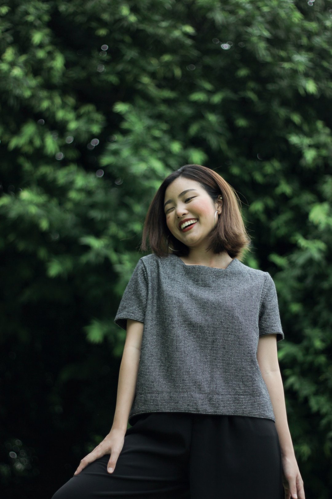 方领短版上衣，后摆弧形设计。 - 女装上衣 - 聚酯纤维 黑色