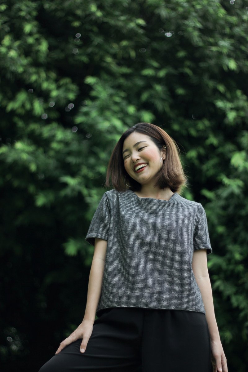 方领短版上衣，后摆弧形设计。 - 女装上衣 - 聚酯纤维 黑色