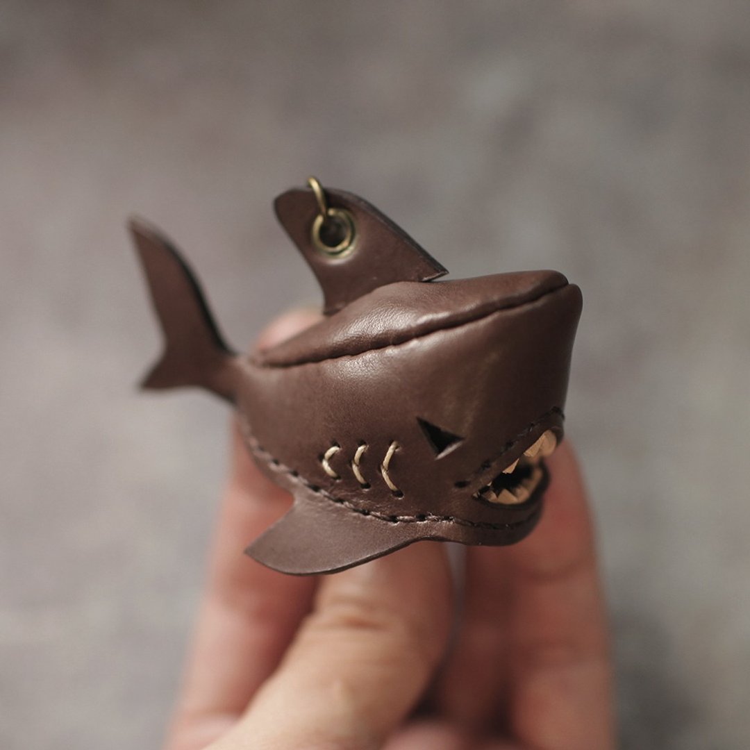 纯手工制 迷你 咖啡 巧克力 鲨鱼 钥匙圈 shark Key holder - 钥匙链/钥匙包 - 真皮 咖啡色