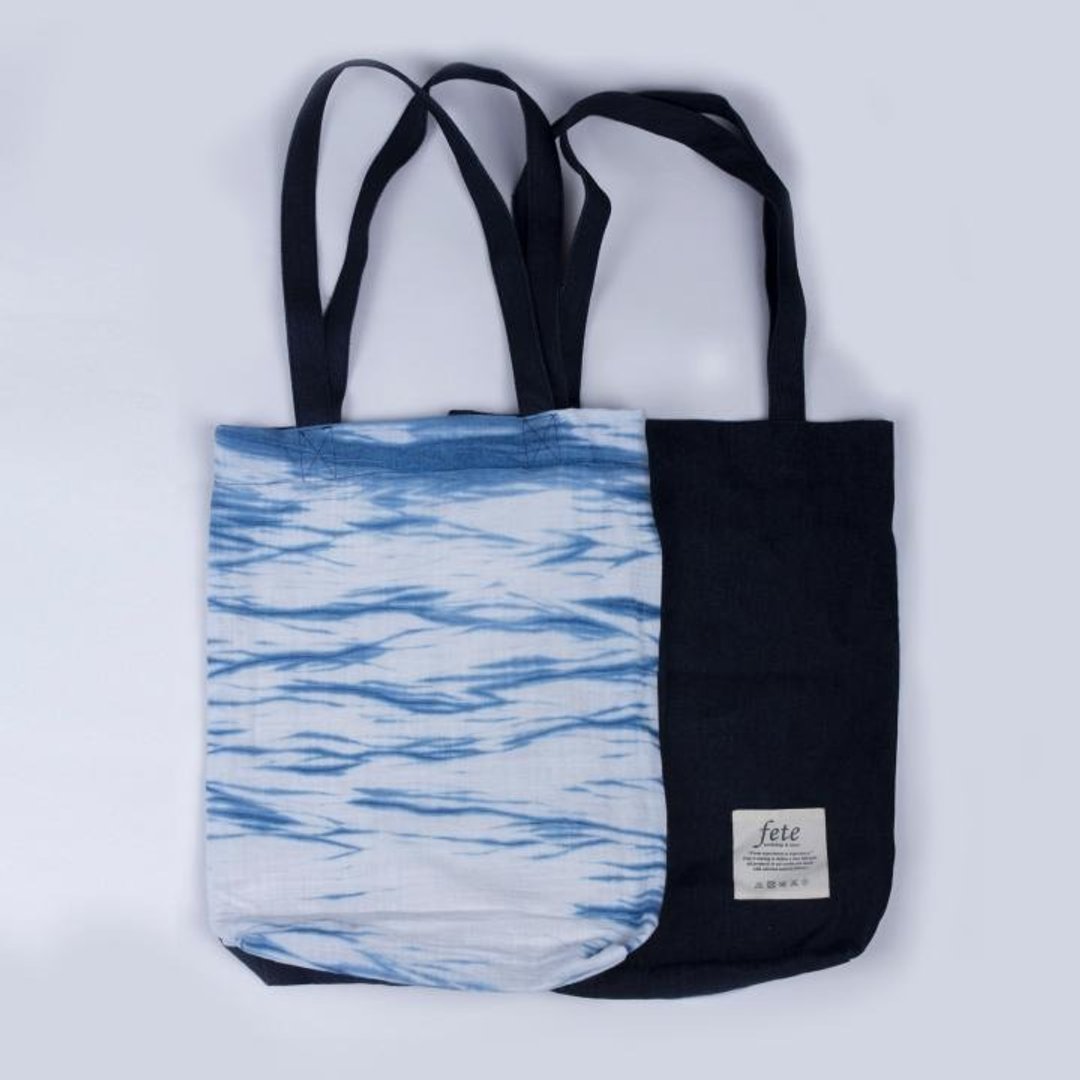 fete store双面拼布单肩包｛海浪款｝手工扎染蓝染拼接牛仔布 - 侧背包/斜挎包 - 棉 蓝色
