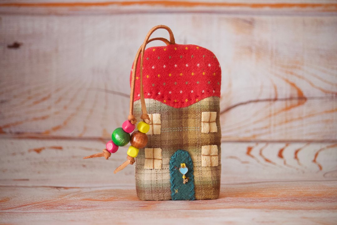 House Fabric Key Holder made in Japanese Patchwork Style, Soft and Comfortable - 钥匙链/钥匙包 - 其他材质 多色