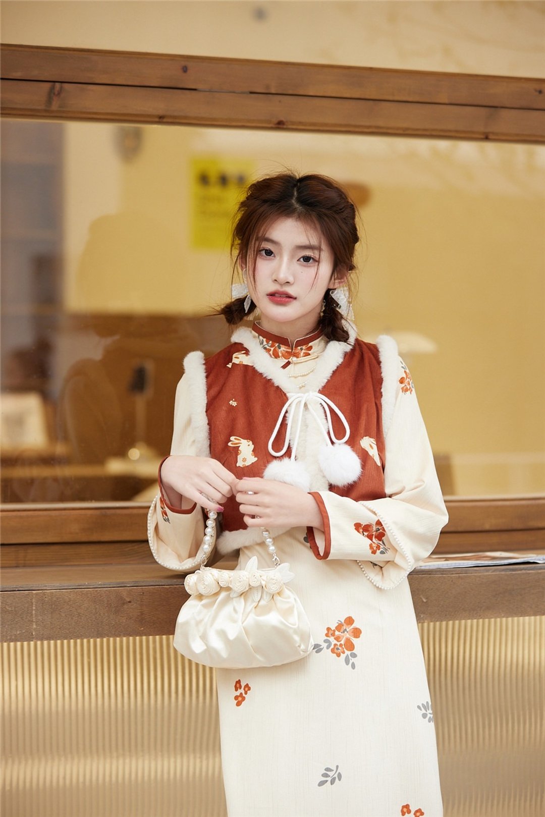 杏色碎花旗袍 聖誕紅色國風馬甲 毛球裝飾 新中式春節洋裝連身裙 - 旗袍 - 聚酯纤维 白色
