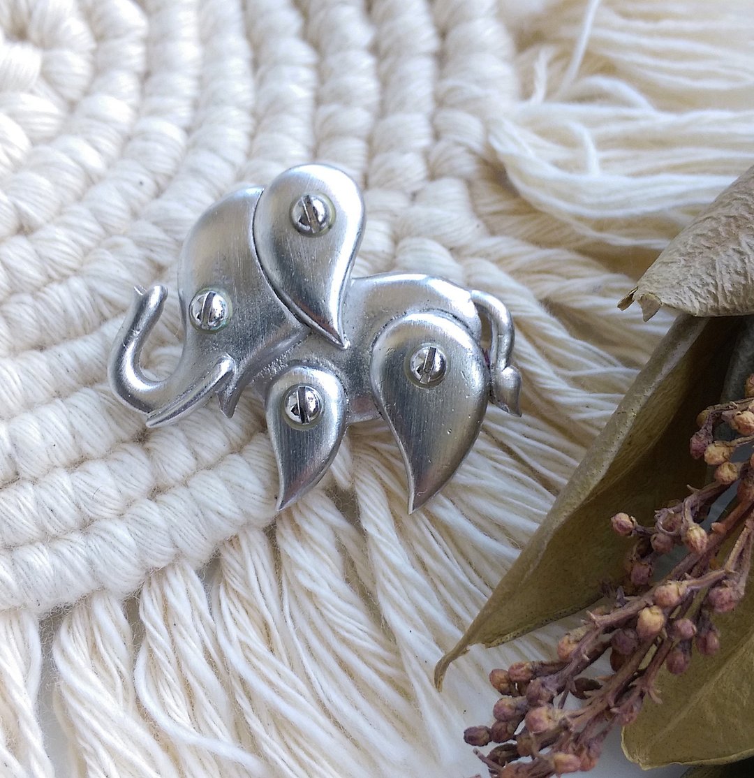 Vintage Jewelry 西洋古董饰品 TRIFARI 螺丝 俏皮小象 小巧 别针 - 徽章/别针 - 其他金属 银色