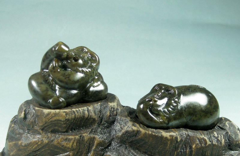 雕件 欢乐好声音 台湾芝麻点年糕玉/台湾猕猴快乐唱歌 - 摆饰 - 玉石 咖啡色