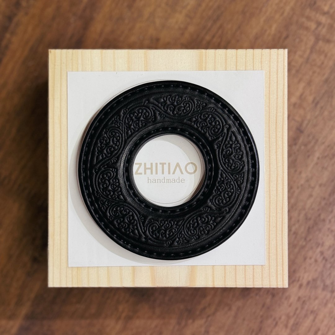 原创手工制作牛皮剑道刀镡 金银忍冬 黑色 剑锷 Tsuba - 运动配件 - 真皮 黑色
