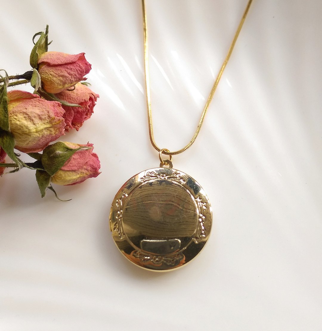 西洋古董饰品。Locket  素面蝴蝶结边框 刻纹 相片坠 项链 - 项链 - 其他金属 金色