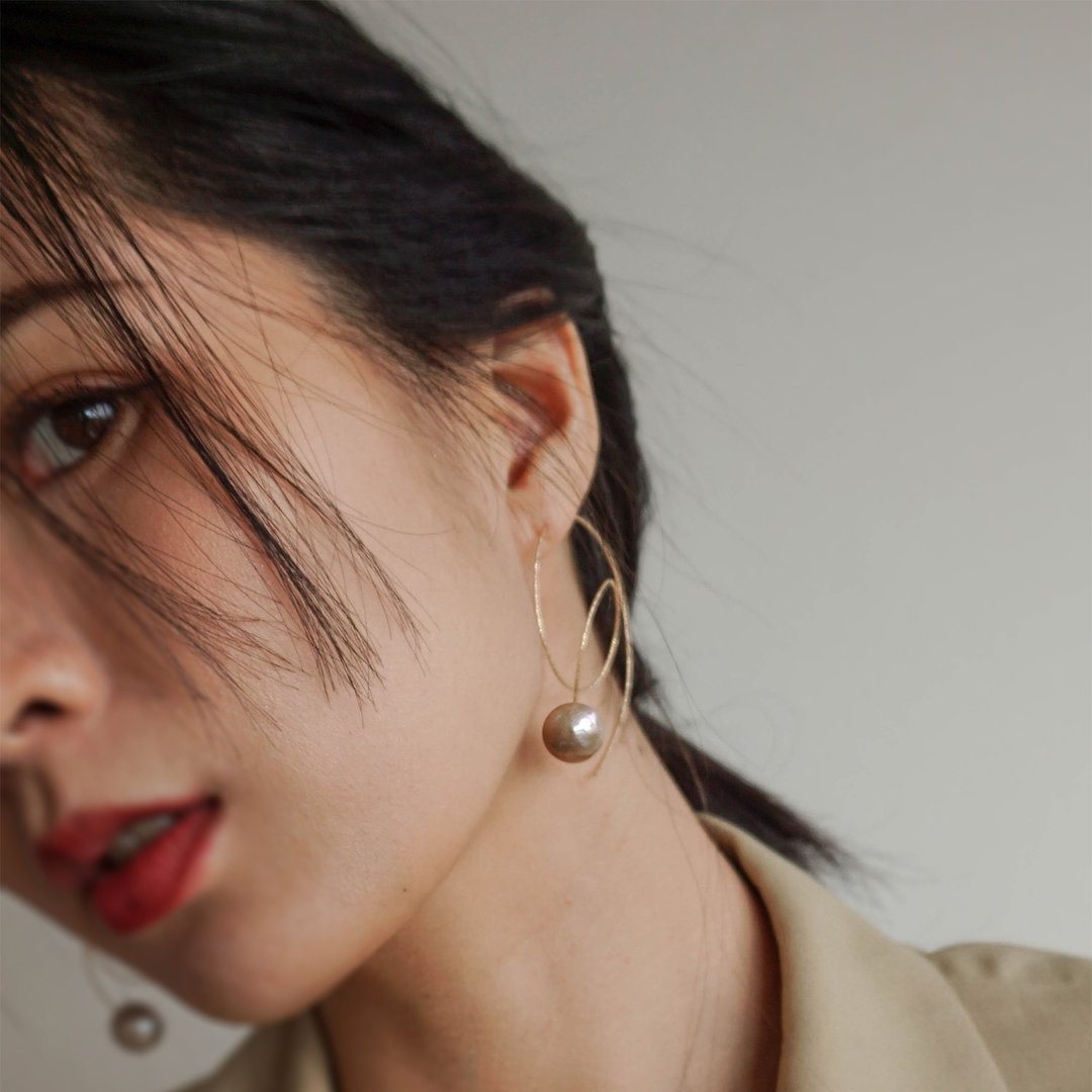【品牌设计款最佳礼物】14K合金 优雅女神 天然珍珠 金属雕花耳 - 耳环/耳夹 - 珍珠 紫色