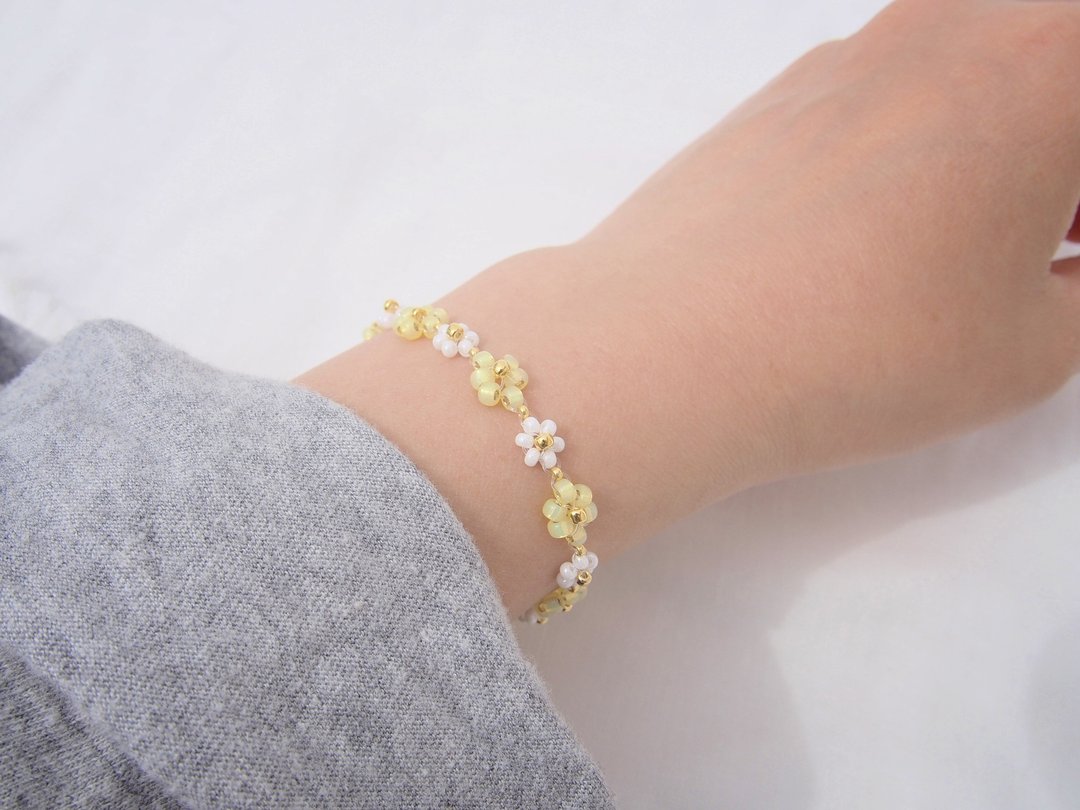 串珠手链 【黄色小花】 磁吸式扣环 情侣饰品 花朵 宽手镯 - 手链/手环 - 其他材质 黄色