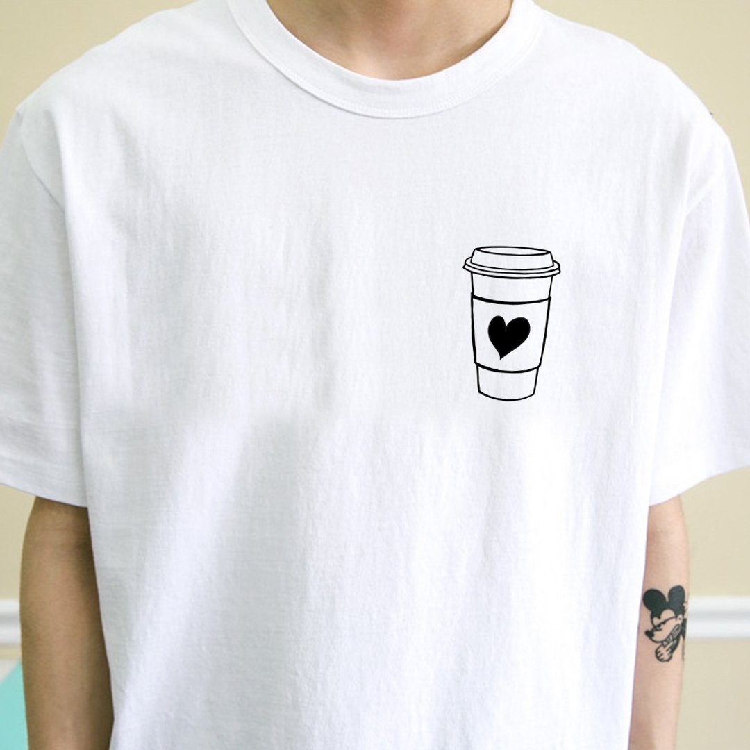 左胸 COFFEE HEART 男女短袖T恤 白色 手绘咖啡爱心秋冬圣诞礼物 - 男装上衣/T 恤 - 棉．麻 白色