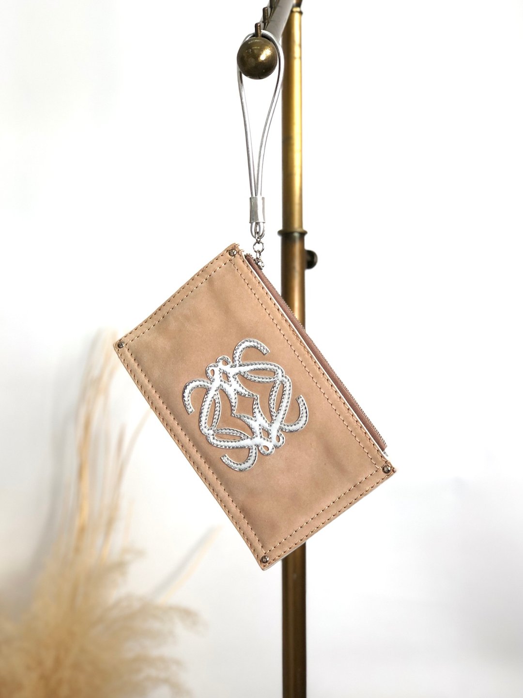 【日本直送 VintageShop solo 中古包】LOEWE 罗威亚 经典款手拿包 米白银色 Anagram 麂皮 vintage 古着感 质感复古 6kjxsb - 手拿包 - 真皮 咖啡色