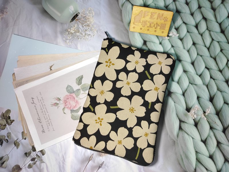 花草系列-厚棉布料黑底奶茶花拉链书衣-拉链布书套高19厘米书预购 - 书衣/书套 - 棉．麻 