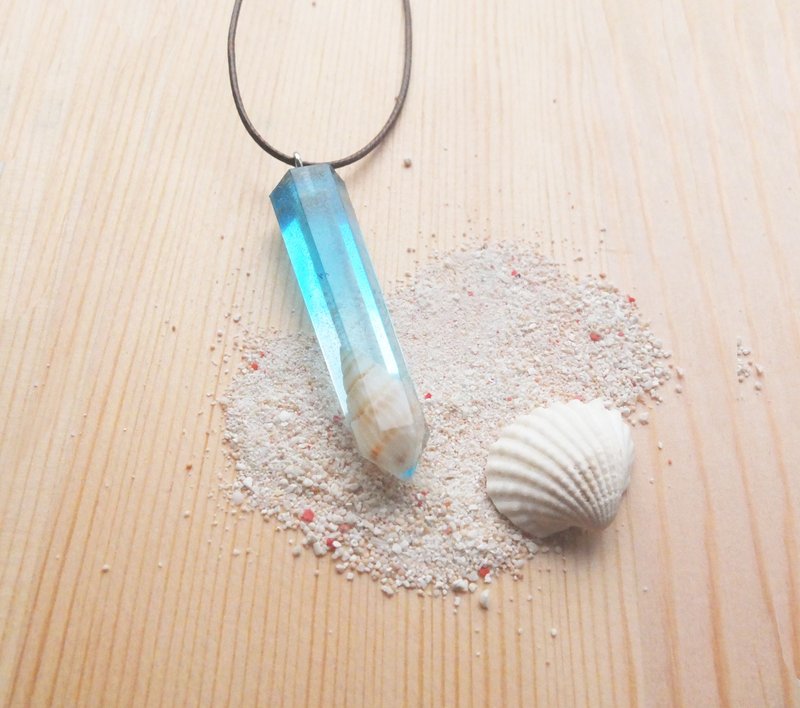 镜面六角锥体柱滴胶项链－渐变海洋色迷你贝壳 - 项链 - 塑料 蓝色