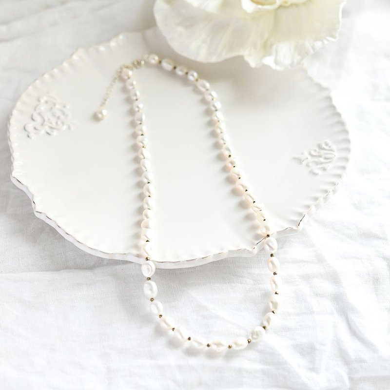 Keshipearl and pyrite semi-long necklace that brings happiness June birthstone - 长链 - 宝石 白色