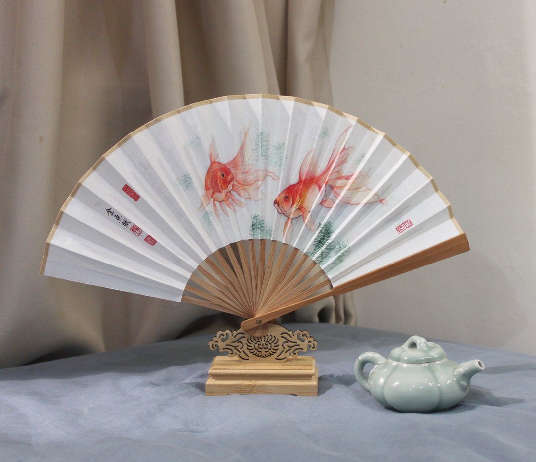 金鱼娟布折扇典藏组 含底座与扇套 - 摆饰 - 竹 