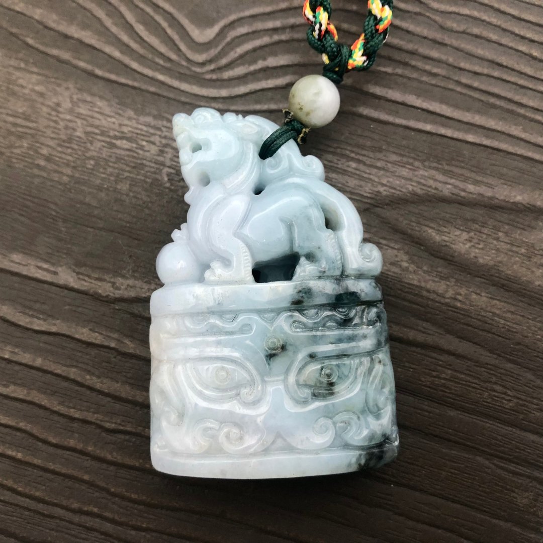 貔貅踩球兽面-缅甸A货糯种飘蓝花吊坠摆件/招财/风水/礼物/老物件 - 摆饰 - 玉石 白色