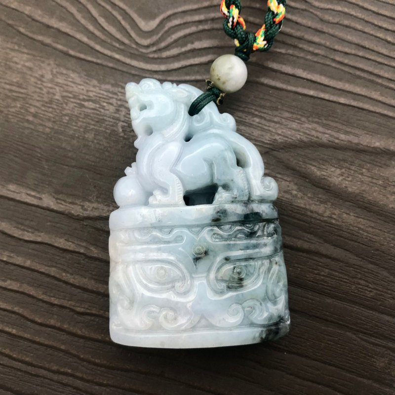 貔貅踩球兽面-缅甸A货糯种飘蓝花吊坠摆件/招财/风水/礼物/老物件 - 摆饰 - 玉石 白色