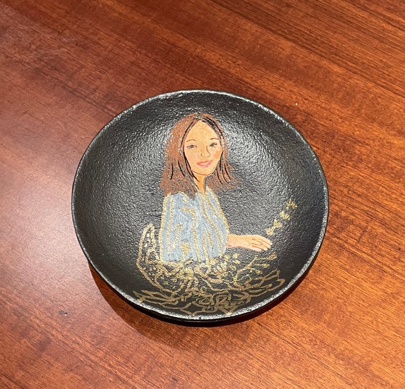 定制全彩似颜绘 铸铁置物盘 | 玄关钥匙收纳/ 新居/ 新婚/ 生日礼 - 摆饰 - 其他金属 黑色