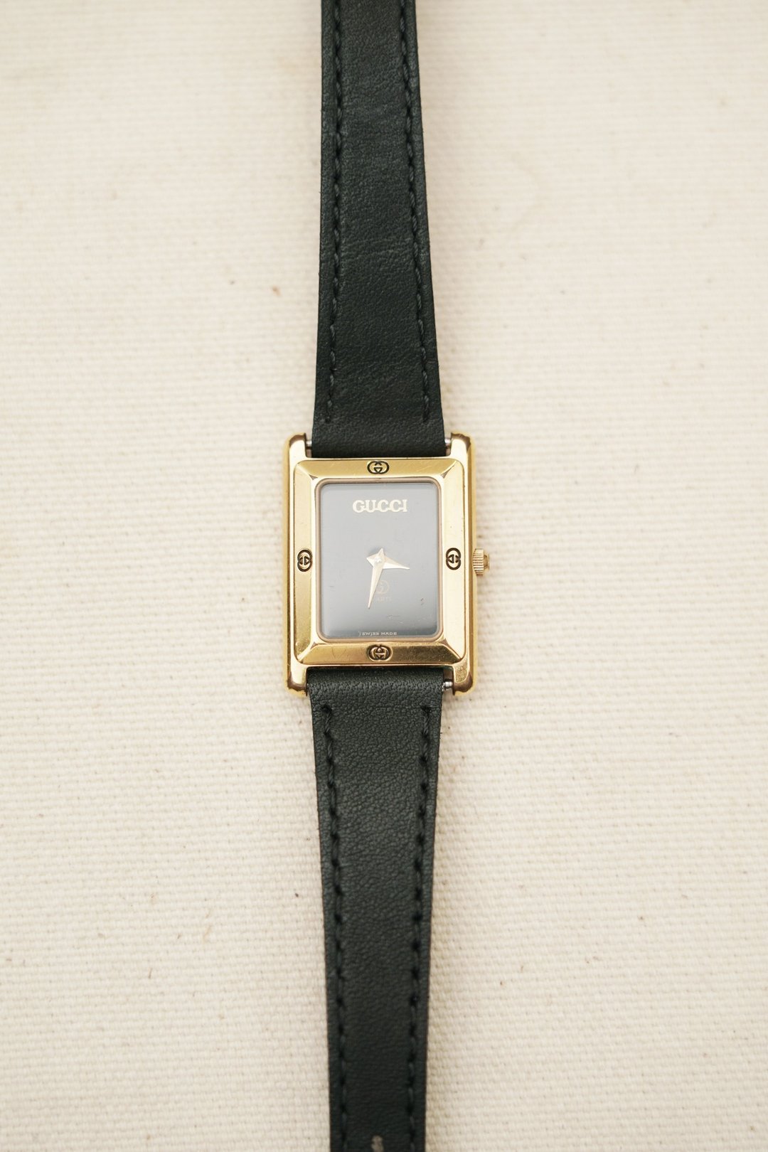 A ROOM MODEL - Vintage Gucci黑色素面矩形古董表 - 女表 - 贵金属 金色