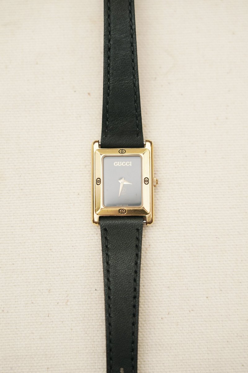 A ROOM MODEL - Vintage Gucci黑色素面矩形古董表 - 女表 - 贵金属 金色