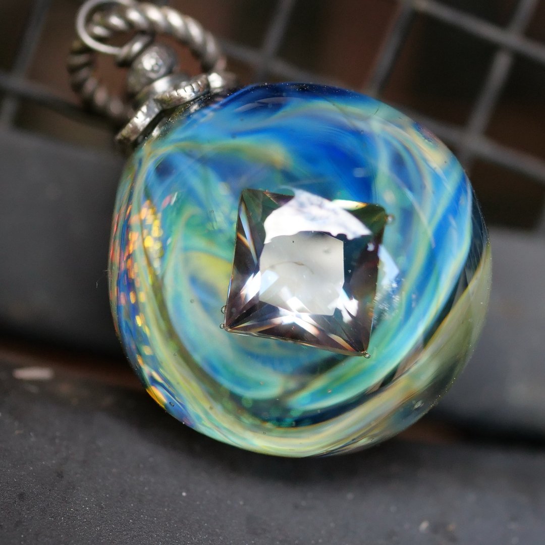 Crystal spell Glass pendant  Piece of ice Galaxy Lampwork Glass art Pendant Star - 项链 - 玻璃 蓝色