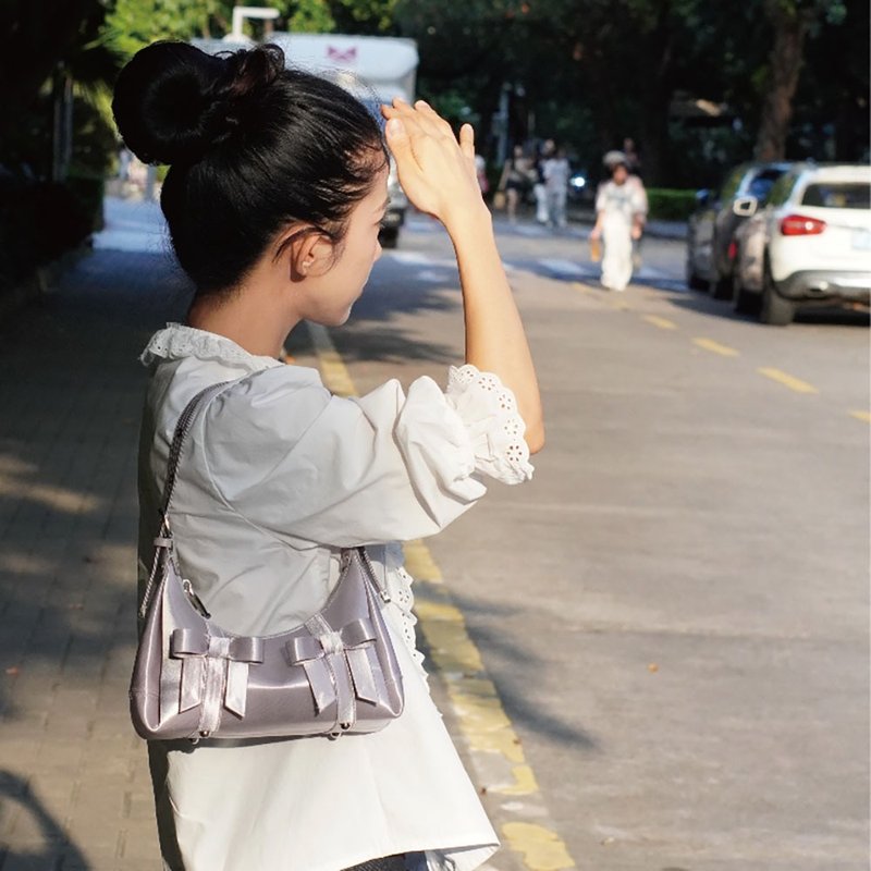 甜美可爱丝光缎面蝴蝶结单肩斜跨包小众设计感礼物 - 侧背包/斜挎包 - 其他材质 