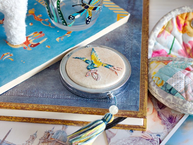Compact mirror with petite point hand embroidered Bird & patchwork cover - 眼镜/眼镜框 - 其他材质 银色