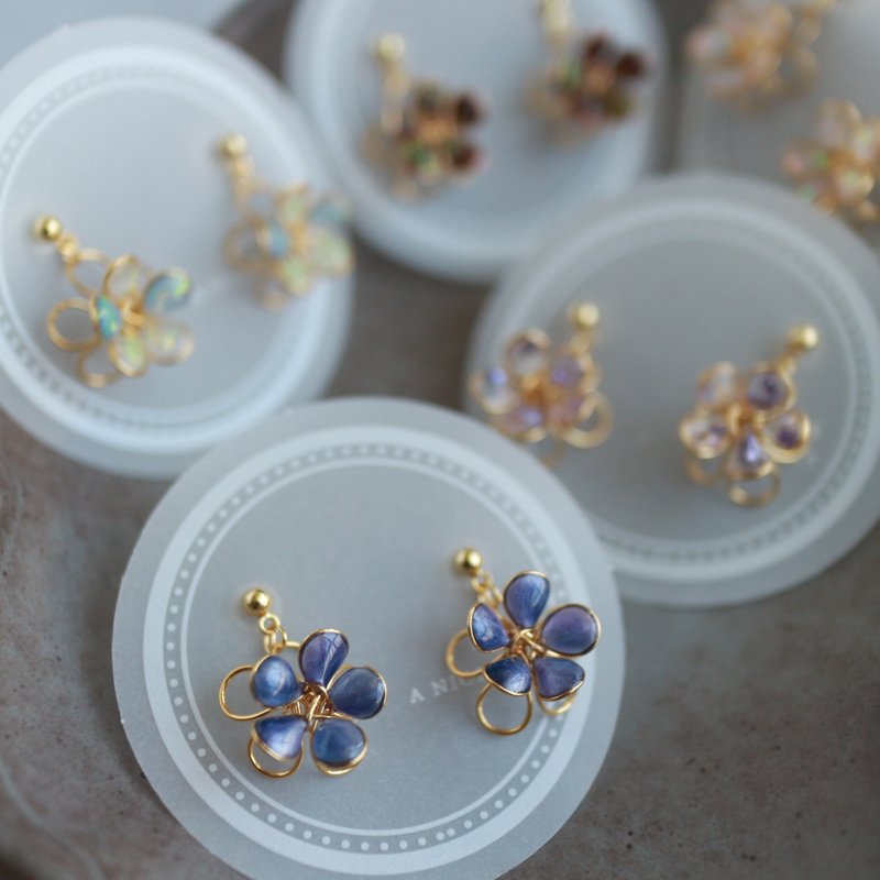 18k注金多色彩珠花瓣 手工金属绕线精致小花耳环 - 耳环/耳夹 - 树脂 多色